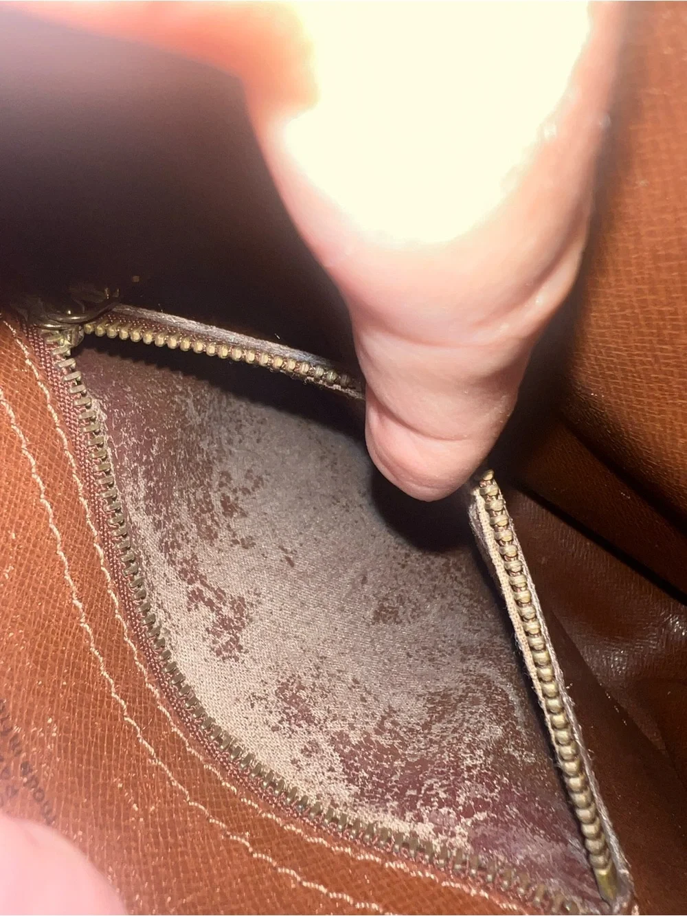 Vintage louis vuitton crossbody. Amazing condition. No peeling, cracking on ext